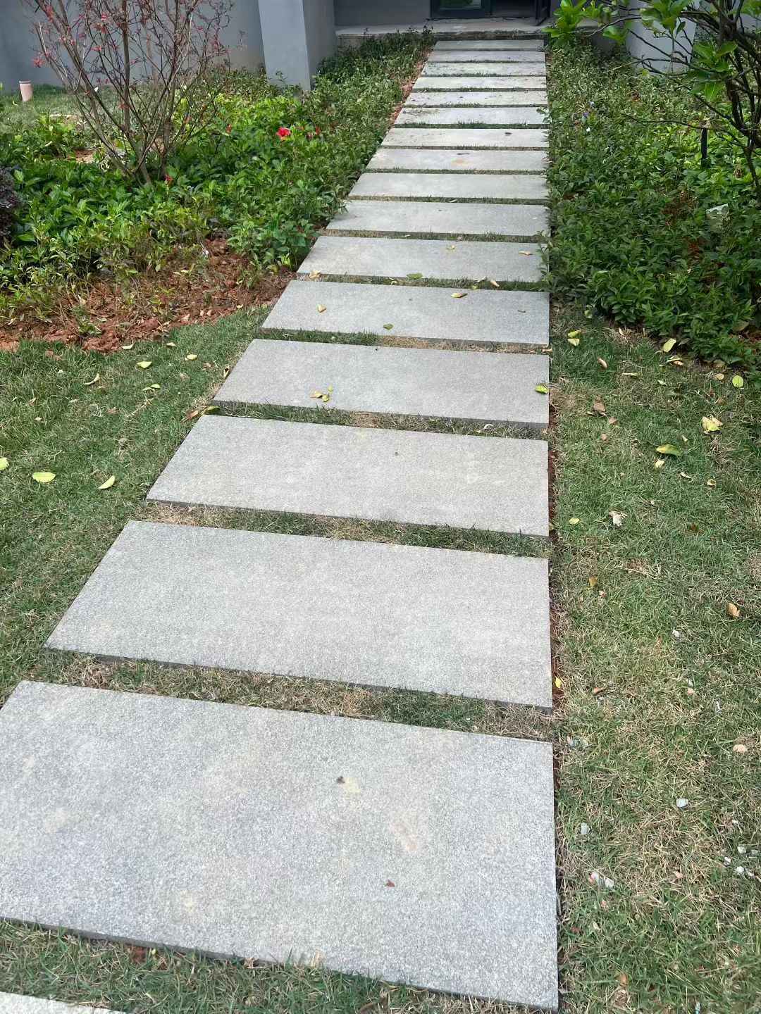 贵港 芝麻黑小区踏步、汀步石铺装效果