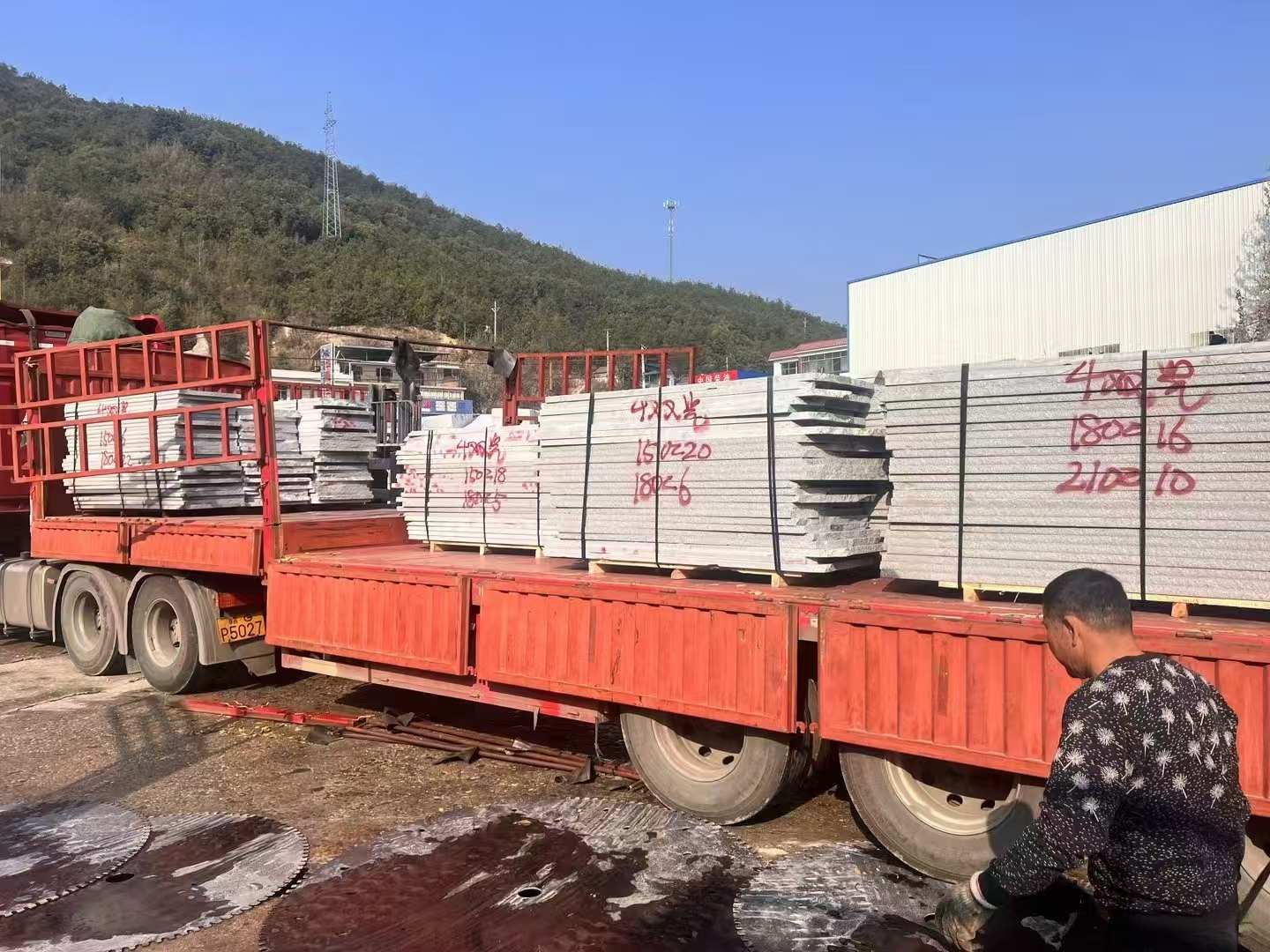 贵港 芝麻灰花岗岩光面毛板出货日常