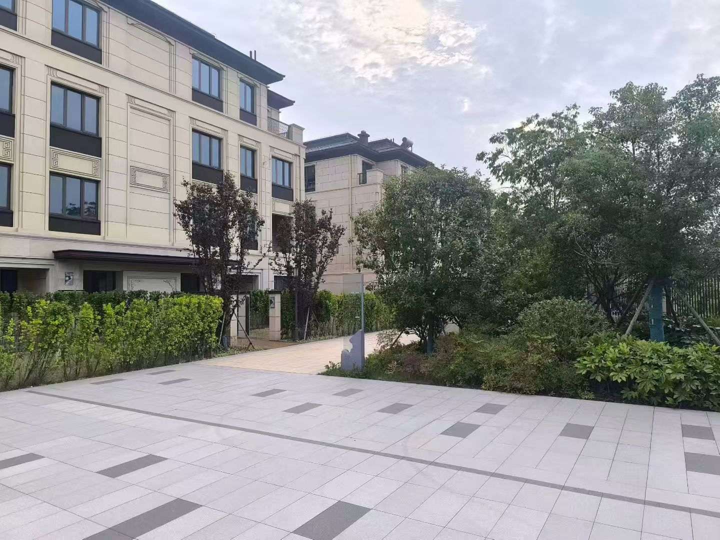 贵港 芝麻白与芝麻白搭配铺装，尺寸1200*600